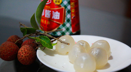 Người Phúc Kiến Trung Quốc ăn vải thiều chấm xì dầu Người Phúc Kiến Trung Quốc ăn vải thiều chấm xì dầu
