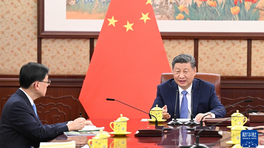 Trưởng Đặc khu hành chính Hong Kong báo cáo tổng kết công tác